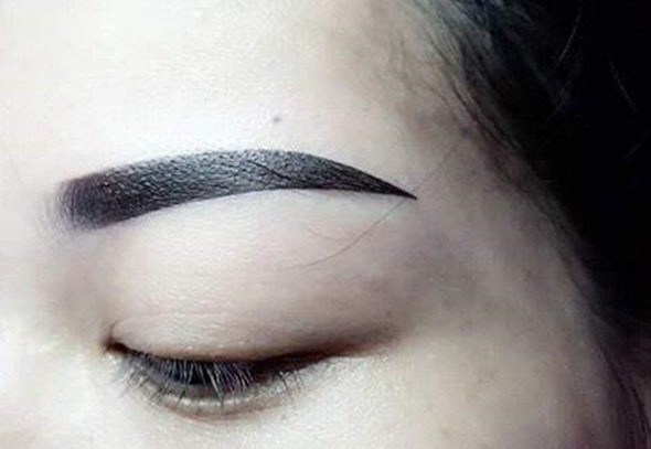 xử lý phun mày khó lên màu