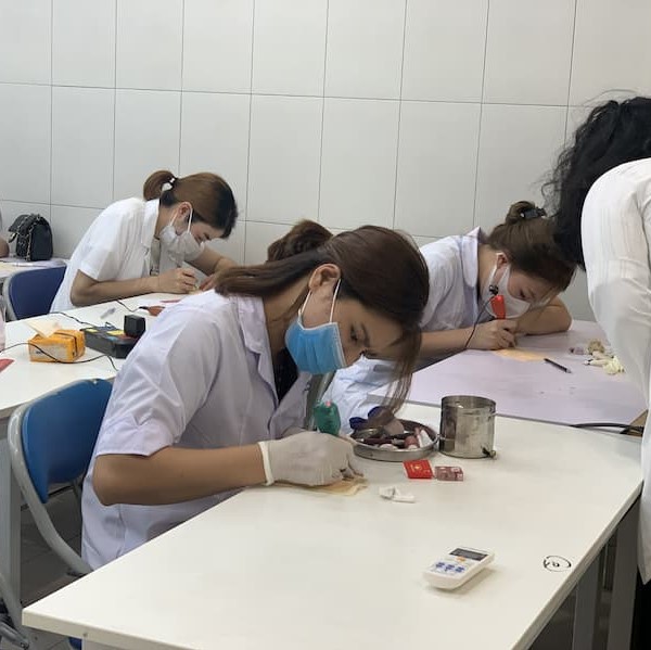 học phun thêu thẩm mỹ